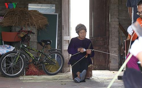Làng chẻ lạt gói bánh chưng tất bật chuẩn bị hàng Tết và xuất khẩu ảnh 12 Làng chẻ lạt gói bánh chưng tất bật chuẩn bị hàng Tết và xuất khẩu ảnh 12