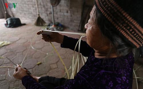 Làng chẻ lạt gói bánh chưng tất bật chuẩn bị hàng Tết và xuất khẩu ảnh 2 Làng chẻ lạt gói bánh chưng tất bật chuẩn bị hàng Tết và xuất khẩu ảnh 2