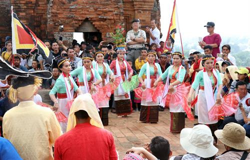 Đồng bào Chăm theo đạo Bà-la-môn ở Ninh Thuận lên tháp Pô Klong Garai, thành phố Phan Rang - Tháp Chàm vui lễ hội Katê 2019. Ảnh: Công Thử - TTXVN Các thiếu nữ Chăm múa mừng Lễ hội Katê 2019 tại tháp Pô Klong Garai, thành phố Phan Rang - Tháp Chàm. Ảnh: Công Thử - TTXVN Các thiếu nữ Chăm múa mừng lễ hội Katê tại tháp Pô Klong Garai, thành phố Phan Rang - Tháp Chàm. Ảnh: Công Thử - TTXVN Đồng bào Chăm theo đạo Bà-la-môn ở Ninh Thuận lên tháp Pô Klong Garai, thành phố Phan Rang - Tháp Chàm cùng kính, vui lễ hội Katê 2019. Ảnh: Công Thử - TTXVN Đồng bào Chăm theo đạo Bà-la-môn ở Ninh Thuận lên tháp Pô Klong Garai, thành phố Phan Rang - Tháp Chàm vui lễ hội Katê 2019. Ảnh: Công Thử - TTXVN Các thiếu nữ Chăm múa mừng Lễ hội Katê 2019 tại tháp Pô Klong Garai, thành phố Phan Rang - Tháp Chàm. Ảnh: Công Thử - TTXVN Các thiếu nữ Chăm múa mừng lễ hội Katê tại tháp Pô Klong Garai, thành phố Phan Rang - Tháp Chàm. Ảnh: Công Thử - TTXVN Đồng bào Chăm theo đạo Bà-la-môn ở Ninh Thuận lên tháp Pô Klong Garai, thành phố Phan Rang - Tháp Chàm cùng kính, vui lễ hội Katê 2019. Ảnh: Công Thử - TTXVN