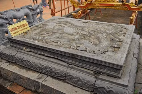 Bảo vật Quốc gia này hướng vào đền vua Đinh Tiên Hoàng, là một công trình kiến trúc độc đáo trong nghệ thuật chạm khắc gỗ ở thế kỷ 17 Du khách nước ngoài chiêm ngưỡng Long sàng - Bảo vật quốc gia. Ảnh: Minh Đức - TTXVN Long sàng vẫn còn tương đối nguyên vẹn, với những nét chạm khắc tinh xảo, thể hiện nét tài hoa của những người thợ điêu khắc xưa. Ảnh: Minh Đức - TTXVN