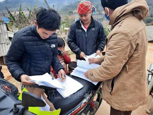 Cán bộ các ngành ở huyện Mù Cang Chải (Yên Bái) đến từng thôn, bản để tuyên truyền tình hình dịch COVID-19 và trả bài tập cho học sinh trong thời gian nghỉ học. Ảnh: Đức Tưởng-TTXVN