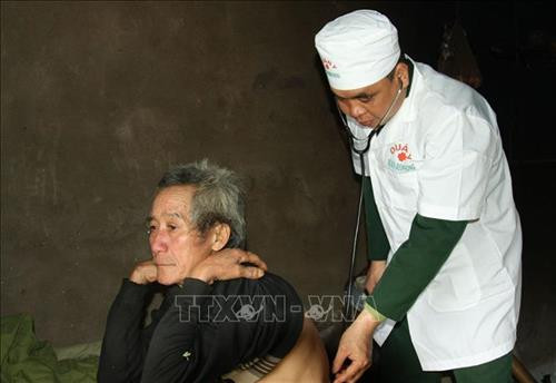 Trung úy Văn Trung Kiên, quân y Đồn biên phòng Tùng Vài, thăm khám cho ông Giàng Vần Sìn, thôn Pao Mả Phìn, xã Tùng Vài, huyện Quản Bạ (Hà Giang). Ảnh: Nguyễn Chiến - TTXVN Trung úy Văn Trung Kiên, quân y Đồn biên phòng Tùng Vài, thăm khám cho ông Giàng Vần Sìn, thôn Pao Mả Phìn, xã Tùng Vài, huyện Quản Bạ (Hà Giang). Ảnh: Nguyễn Chiến - TTXVN