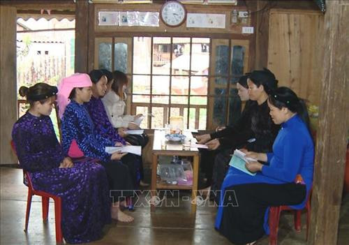 Chi hội Phụ nữ xã Du Già họp kiểm tra công tác góp vốn và vay vốn để phát triển kinh tế cho các hội viên. Ảnh: Nguyễn Chiến - TTXVN Chi hội Phụ nữ xã Du Già họp kiểm tra công tác góp vốn và vay vốn để phát triển kinh tế cho các hội viên. Ảnh: Nguyễn Chiến - TTXVN