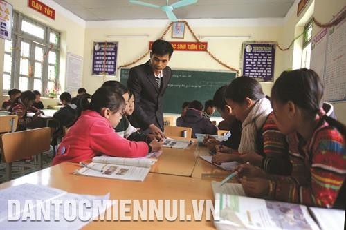 Tổ chức lớp học theo mô hình trường học mới, tạo cơ hội cho học sinh được thể hiện quan điểm, nhận thức của mình nhiều hơn nữa trước thầy cô và bạn bè ở Trường phổ thông dân tộc bán trú tiểu học Sín Thầu.