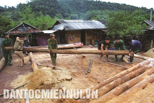 Chiến sĩ Đồn Biên phòng A Pa Chải xuống bản giúp đồng bào dựng lại nhà ở.