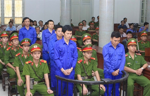 Các bị cáo nghe tòa tuyên án. Ảnh: Doãn Tấn - TTXVN Các bị cáo nghe tòa tuyên án. Ảnh: Doãn Tấn - TTXVN