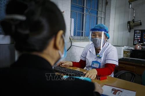 Nhờ có chiếc mũ bảo hộ y tế ngăn giọt bắn tự chế mà các y bác sĩ thêm yên tâm trong việc tiếp xúc với các bệnh nhân trong đại dịch COVID-19. Ảnh: Trọng Đạt – TTXVN Nhờ có chiếc mũ bảo hộ y tế ngăn giọt bắn tự chế mà các y bác sĩ thêm yên tâm trong việc tiếp xúc với các bệnh nhân trong đại dịch COVID-19. Ảnh: Trọng Đạt – TTXVN