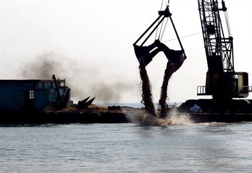 Xáng cạp nạo vét cửa biển Đà Diễn