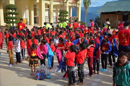 Các em học sinh trường Phổ thông dân tộc bán trú tiểu học Huổi Mí mặc áo ấm do đoàn từ thiện trao tặng. Ảnh: Văn Dũng - TTXVN Các em học sinh trường Phổ thông dân tộc bán trú tiểu học Huổi Mí mặc áo ấm do đoàn từ thiện trao tặng. Ảnh: Văn Dũng - TTXVN