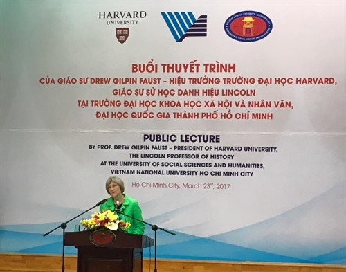 Giáo sư Drew Gilpin Faust, Hiệu trưởng Trường Đại học Harvard (Hoa Kỳ) thuyết trình với giảng viên và sinh viên Trường Đại học Khoa học Xã hội và Nhân văn - Đại học Quốc gia Thành phố Hồ Chí Minh về chủ đề “Nội chiến Hoa Kỳ”. Ảnh: Hoa Tranh Giáo sư Drew Gilpin Faust, Hiệu trưởng Trường Đại học Harvard (Hoa Kỳ) thuyết trình với giảng viên và sinh viên Trường Đại học Khoa học Xã hội và Nhân văn - Đại học Quốc gia Thành phố Hồ Chí Minh về chủ đề “Nội chiến Hoa Kỳ”. Ảnh: Hoa Tranh