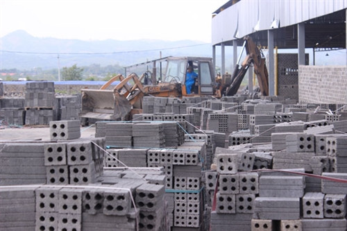 Sản xuất gạch không nung tại Công ty TNHH xây dựng Đại Tín (Khu công nghiệp Hòa Phú, TP. Buôn Ma Thuột). Sản xuất gạch không nung tại Công ty TNHH xây dựng Đại Tín (Khu công nghiệp Hòa Phú, TP. Buôn Ma Thuột).
