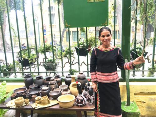 Chị Y-Đăktre tại triển lãm "Báu vật đại ngàn" ở thủ đô Hà Nội. Ảnh Hà Linh