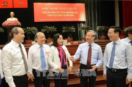 Đồng chí Trần Quốc Vượng với các đại biểu dự hội nghị. Ảnh: Thanh Vũ-TTXVN Đồng chí Trần Quốc Vượng với các đại biểu dự hội nghị. Ảnh: Thanh Vũ-TTXVN