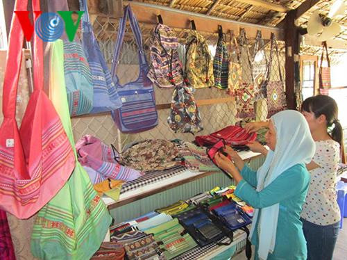 Một quầy thổ cẩm ở Phũm Soài. Một quầy thổ cẩm ở Phũm Soài.