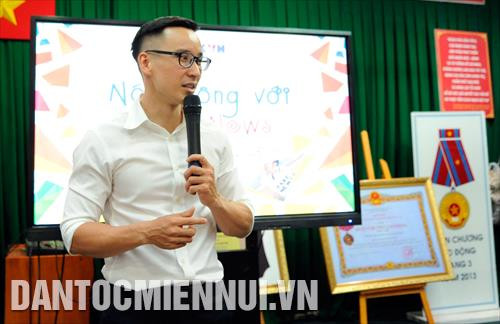 anh Huỳnh Long Hồ, Bí thư Đoàn Thanh niên Cơ quan TTXVN khu vực phía Nam chia sẻ cách thức nhận biết tin giả với các em học sinh tại chương trình