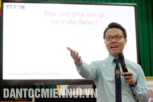 Chuyên gia tâm lý Đỗ Văn Sự (Phó Viện trưởng Viện Đào tạo Nhân lực và Hợp tác Quốc tế - InTIC) trao đổi, hướng dẫn các em học sinh về cách phòng chống, nhận biết tin giả tại chương trình