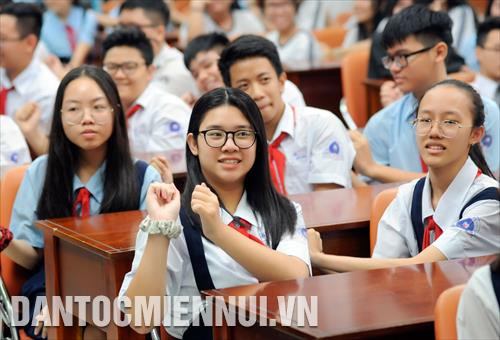 Các em học sinh hào hứng tham gia các trò chơi tương tác tại chương trình