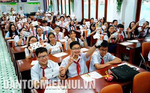 Các em học sinh hào hứng tham gia các trò chơi tương tác tại chương trình