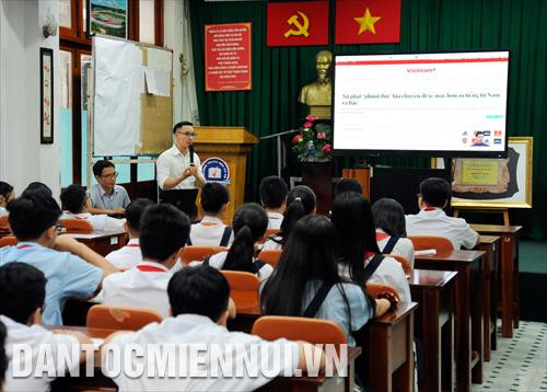 anh Huỳnh Long Hồ, Bí thư Đoàn Thanh niên Cơ quan TTXVN khu vực phía Nam chia sẻ cách thức nhận biết tin giả với các em học sinh tại chương trình