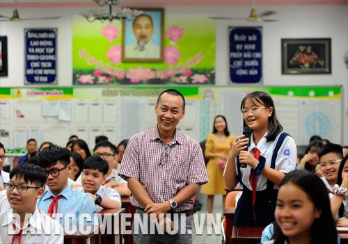 ông Huỳnh Văn Thảo, phóng viên TTXVN trao đổi, giới thiệu về các loại tin giả, tương tác với các em học sinh về Fake News tại chương trình