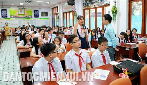 Chuyên gia tâm lý Đỗ Văn Sự (Phó Viện trưởng Viện Đào tạo Nhân lực và Hợp tác Quốc tế - InTIC) trao đổi, hướng dẫn các em học sinh về cách phòng chống, nhận biết tin giả tại chương trình