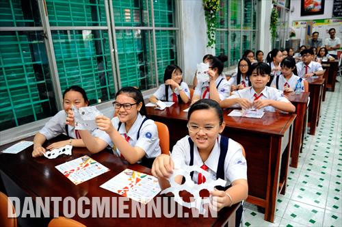 Các em học sinh hào hứng tham gia các trò chơi tương tác tại chương trình