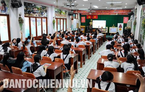 Quang cảnh chương trình sinh hoạt chuyên đề “Nói không với Fake News"