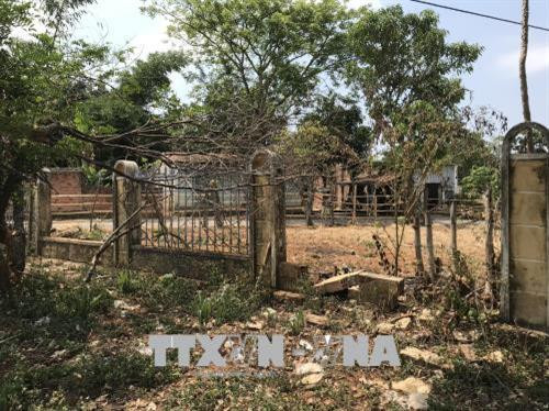 Hàng rào bên hông Khu chứng tích Nhà thờ Kon H’ring bị phá. Ảnh: Cao Nguyên - TTXVN Hàng rào bên hông Khu chứng tích Nhà thờ Kon H’ring bị phá. Ảnh: Cao Nguyên - TTXVN