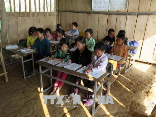 Giờ học của thầy trò điểm trường tiểu học Nậm Ún, xã Mường Bám. Ảnh: Hữu Quyết - TTXVN Giờ học của thầy trò điểm trường tiểu học Nậm Ún, xã Mường Bám. Ảnh: Hữu Quyết - TTXVN