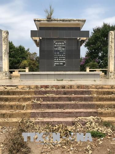 Bia tưởng niệm bị cỏ mọc và rác bao quanh. Ảnh: Cao Nguyên - TTXVN Bia tưởng niệm bị cỏ mọc và rác bao quanh. Ảnh: Cao Nguyên - TTXVN