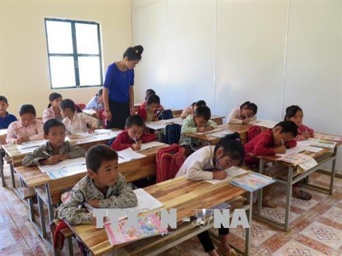 Nhờ xã hội hóa, học sinh ở điểm trường tiểu học Nà Làng, xã Mường Bám, huyện Thuận Châu được học tập trong môi trường tốt hơn. Ảnh: Hữu Quyết - TTXVN Nhờ xã hội hóa, học sinh ở điểm trường tiểu học Nà Làng, xã Mường Bám, huyện Thuận Châu được học tập trong môi trường tốt hơn. Ảnh: Hữu Quyết - TTXVN