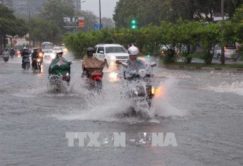 Đường Nguyễn Hữu Cảnh bị ngập nước. Ảnh: Xuân Dự - TTXVN