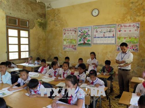 Giờ lên lớp của học sinh trường tiểu học Mường Bám 1, huyện Thuận Châu. Ảnh: Hữu Quyết - TTXVN Giờ lên lớp của học sinh trường tiểu học Mường Bám 1, huyện Thuận Châu. Ảnh: Hữu Quyết - TTXVN