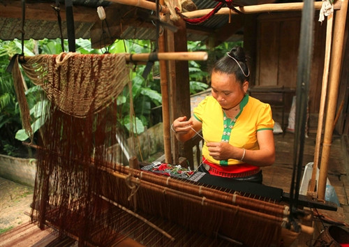 Các sản phẩm từ nghề dệt thổ cẩm truyền thống đã tạo thêm việc làm và thu nhập cho nhiều hộ gia đình. Các sản phẩm từ nghề dệt thổ cẩm truyền thống đã tạo thêm việc làm và thu nhập cho nhiều hộ gia đình.