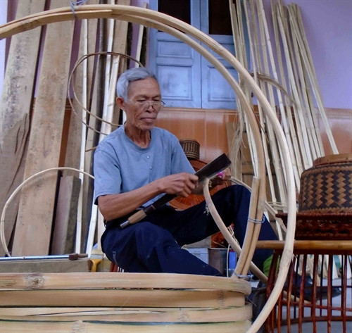 Các sản phẩm mây, tre đan truyền thống đã tạo thêm việc làm và thu nhập cho nhiều hộ gia đình. Các sản phẩm mây, tre đan truyền thống đã tạo thêm việc làm và thu nhập cho nhiều hộ gia đình.