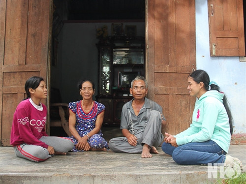 Cán bộ Hội Phụ nữ xã Phước Tiến thông tin, tuyên truyền cho bà con về Luật Hôn nhân và gia đình và những hệ lụy từ việc tảo hôn. Cán bộ Hội Phụ nữ xã Phước Tiến thông tin, tuyên truyền cho bà con về Luật Hôn nhân và gia đình và những hệ lụy từ việc tảo hôn.