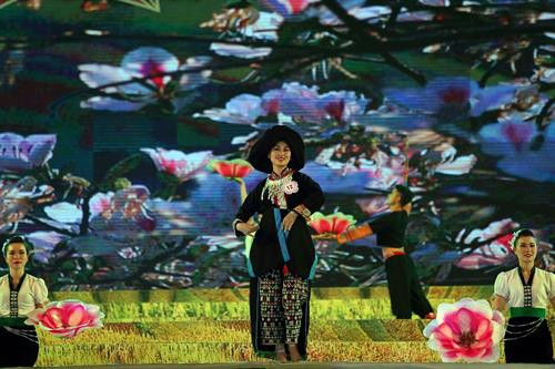 Trang phục dân tộc Dao đỏ. Ảnh: Phan Tuấn Anh - TTXVN Trang phục dân tộc Thái đen. Ảnh: Phan Tuấn Anh - TTXVN Trang phục áo dài truyền thống. Ảnh: Phan Tuấn Anh - TTXVN Trang phục dân tộc Dao đỏ. Ảnh: Phan Tuấn Anh - TTXVN Trang phục dân tộc Thái đen. Ảnh: Phan Tuấn Anh - TTXVN Trang phục áo dài truyền thống. Ảnh: Phan Tuấn Anh - TTXVN