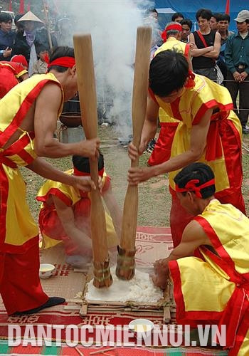 Hội thi diễn ra trong không khí sôi động do các nghệ nhân gói bánh chưng, giã bánh giầy trình diễn. Ảnh: Nguyễn Việt