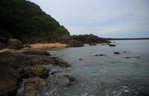Nhiều bãi đá nằm sát ra tận biển trông rất đẹp. Ảnh: Hồ Cầu-TTXVN Nhiều bãi đá nằm sát ra tận biển trông rất đẹp. Ảnh: Hồ Cầu-TTXVN