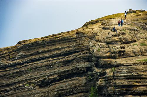 Trầm tích núi lửa tạo nên nhiều cảnh quan kỳ thú độc nhất, vô nhị. Quảng Ngãi đang đứng trước cơ hội phát triển loại hình du lịch biển-đảo gắn với di sản địa chất độc đáo hiếm có ở Việt Nam. Ảnh: Minh Đức - TTXVN