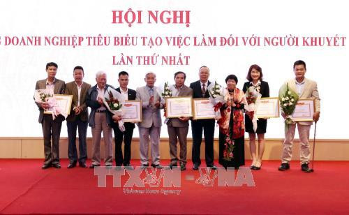 Trao Bằng khen cho 12 doanh nghiệp tiêu biểu trong tạo việc làm cho người khuyết tật. Ảnh: Anh Tuấn – TTXVN Trao Bằng khen cho 12 doanh nghiệp tiêu biểu trong tạo việc làm cho người khuyết tật. Ảnh: Anh Tuấn – TTXVN
