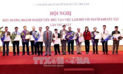 Trao Bằng khen cho 17 cá nhân tiêu biểu tạo việc làm tốt cho người khuyết tật. Ảnh: Anh Tuấn – TTXVN Trao Bằng khen cho 17 cá nhân tiêu biểu tạo việc làm tốt cho người khuyết tật. Ảnh: Anh Tuấn – TTXVN