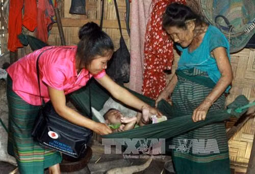 Mạng lưới cô đỡ thôn bản đang hoạt động hiệu quả việc chăm sóc sức khoẻ sinh sản cho đồng bào dân tộc. Ảnh: Dương Ngọc – TTXVN