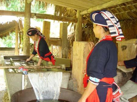 Sản xuất giấy bản của người Dao ở thôn Thanh Sơn, thị trấn Việt Quang, huyện Bắc Quang (Hà Giang) . Ảnh: Hoàng Quang Hùng - TTXVN Sản xuất giấy bản của người Dao ở thôn Thanh Sơn, thị trấn Việt Quang, huyện Bắc Quang (Hà Giang) . Ảnh: Hoàng Quang Hùng - TTXVN