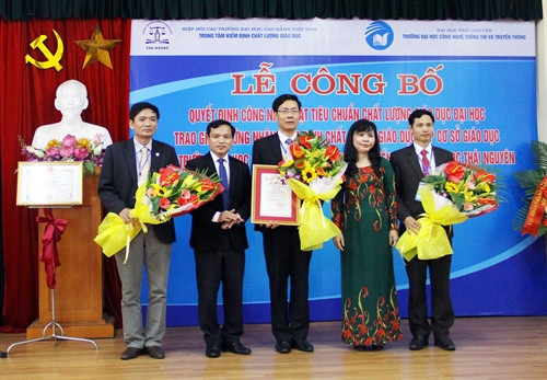 Ngày 16/3/2017, Trường Đại học Công nghệ thông tin và truyền thông - Đại học Thái Nguyên đã tổ chức Lễ công bố và đón nhận Giấy chứng nhận kiểm định chất lượng giáo dục và trở thành Trường đại học đầu tiên đạt tiêu chuẩn kiểm đHiệp hội các trường đại học, cao đẳng Việt Nam trao Giấy chứng nhận kiểm định chất lượng giáo dục cho Trường Đại học Công nghệ thông tin và truyền thông Thái Nguyên. Ảnh: Thu Hằng – TTXVN. Ngày 16/3/2017, Trường Đại học Công nghệ thông tin và truyền thông - Đại học Thái Nguyên đã tổ chức Lễ công bố và đón nhận Giấy chứng nhận kiểm định chất lượng giáo dục và trở thành Trường đại học đầu tiên đạt tiêu chuẩn kiểm đHiệp hội các trường đại học, cao đẳng Việt Nam trao Giấy chứng nhận kiểm định chất lượng giáo dục cho Trường Đại học Công nghệ thông tin và truyền thông Thái Nguyên. Ảnh: Thu Hằng – TTXVN.