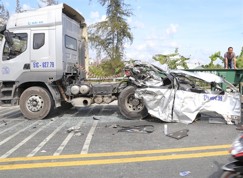 Hiện trường vụ tai nạn giao thông ở cầu Rạch Miễu. Ảnh: Nam Thái- TTXVN