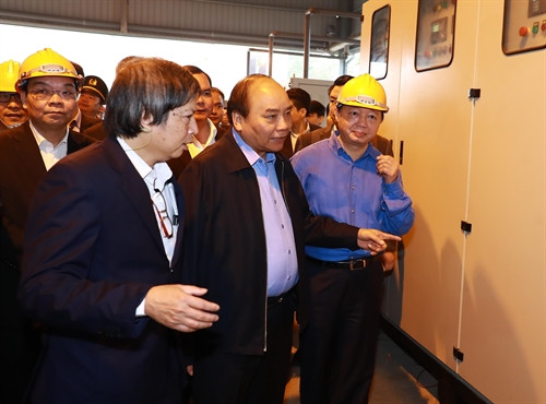 Thủ tướng Nguyễn Xuân Phúc thăm Công ty TNHH Thủy lực máy về phát triển công nghệ điện rác. Ảnh:Thống Nhất-TTXVN