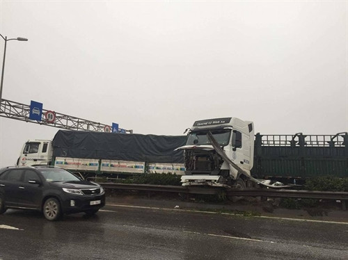 Hiện trường vụ tai nạn giao thông ở cầu Thanh Trì, sáng 18/3. Ảnh: TTXVN phát