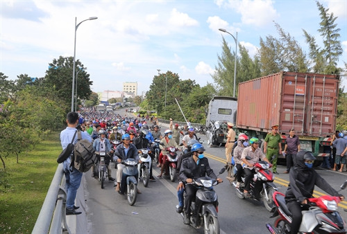 Vụ tai nạn khiến đoạn đường bị tắc nghẽn nhiều km từ chân cầu Rạch Miễu. Ảnh: Nam Thái- TTXVN