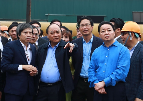 Thủ tướng Nguyễn Xuân Phúc thị sát tại Nhà máy cơ khí chế tạo thiết bị môi trường của Công ty TNHH Thủy lực máy trong Khu công nghiệp Đồng Văn II, huyện Duy Tiên. Ảnh:Thống Nhất-TTXVN